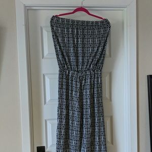 Sleeveless black and white jumper